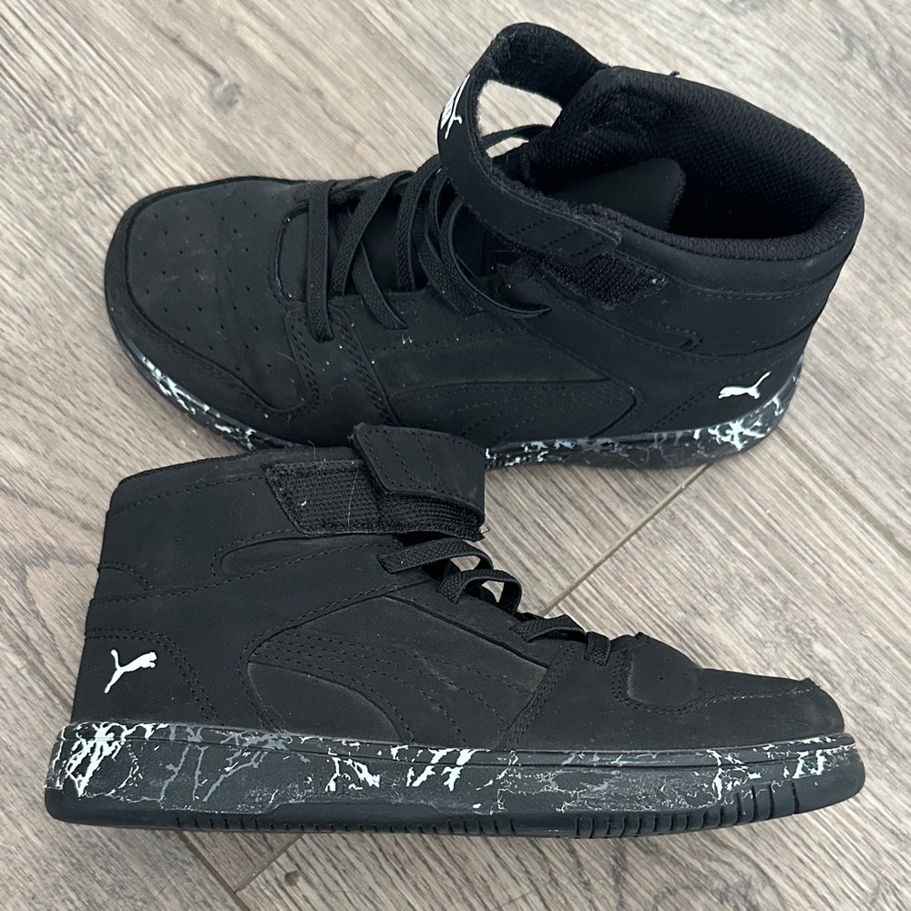 Puma Kids Black Sneakers with Patterned Sole